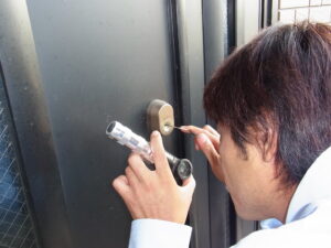 玄関の鍵開け