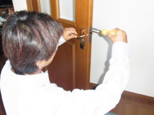 屋内鍵の修理_鍵の調整_屋内ドアの鍵開け
